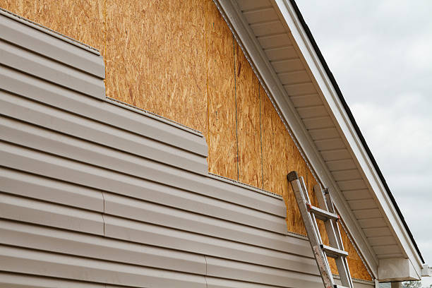 Professional Siding Contractor technician working in Oakland, OR